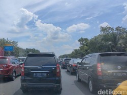 Arus Balik: Jalur Kanan One Way Merayap Jelang GT Cikampek, Kiri Lancar