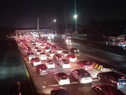 Arus Balik, Antrean Kendaraan di Gerbang Tol Cikupa ke Jakarta Malam Ini