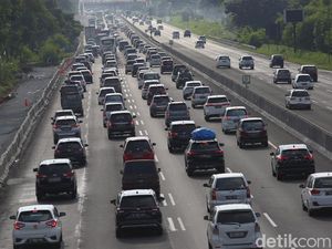 Arus Balik, Tol Jakarta Cikampek Terpantau Macet Selepas GT Cikatama Arus Balik, Tol Jakarta Cikampek Terpantau Macet Selepas GT Cikatama
