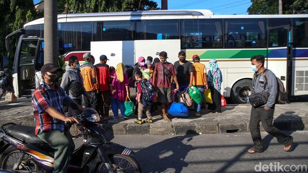 Arus Balik, Warga Mulai Tiba di Terminal Kampung Rambutan