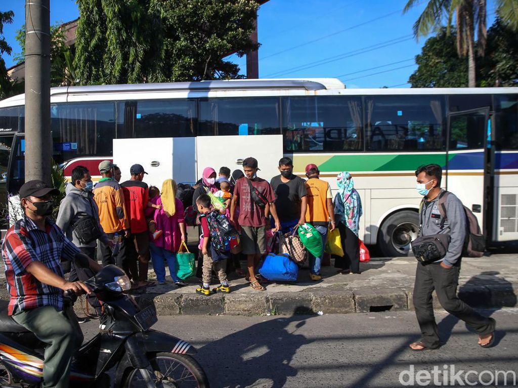 Arus Balik, Warga Mulai Tiba di Terminal Kampung Rambutan