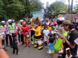 Polisi Berdayakan Badut Puncak untuk Hibur Anak-Anak Korban One Way
