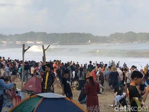 Bak Lautan Manusia, Begini Ramainya Pantai Santolo Garut Saat Libur Lebaran