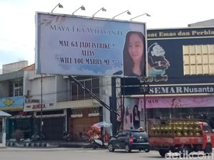 Snapshots: Penampakan Baliho Ajak Nikah Mbak Maya di Klaten Snapshots: Penampakan Baliho Ajak Nikah Mbak Maya di Klaten
