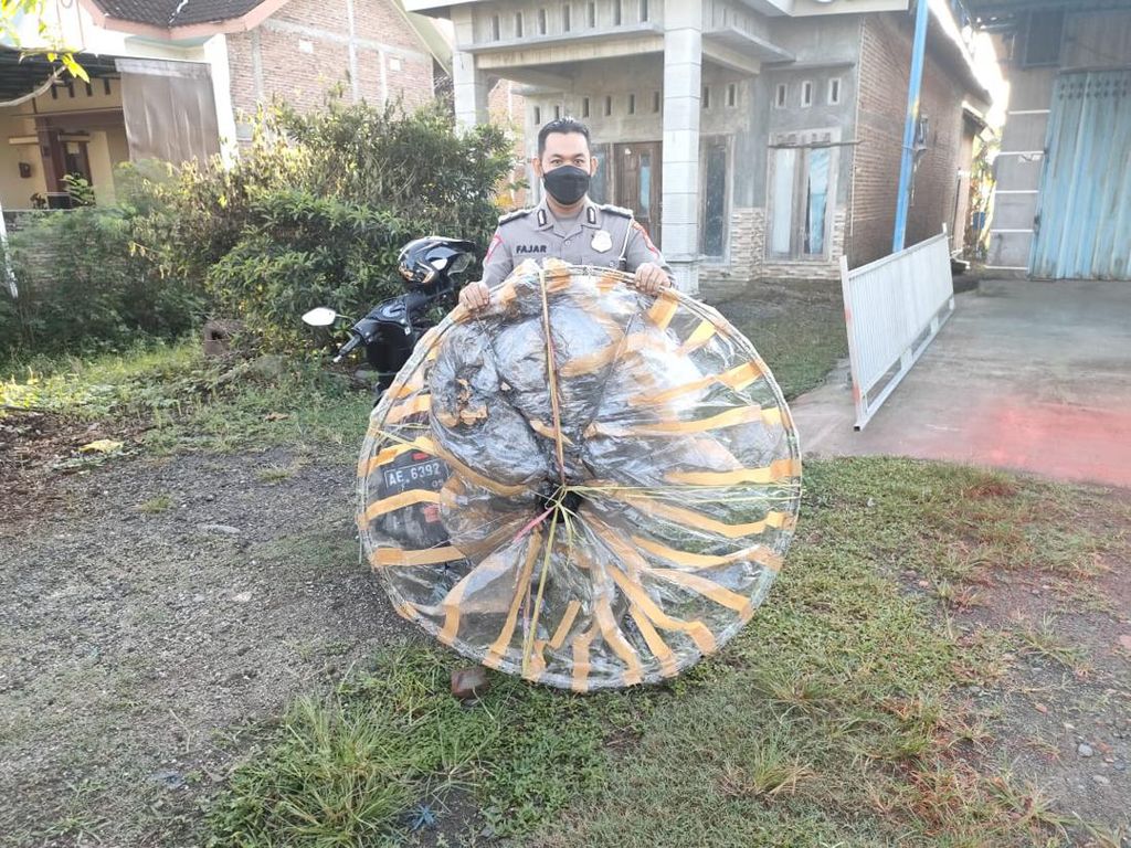 11 Balon Udara Diamankan di Ponorogo Selama Momen Lebaran 11 Balon Udara Diamankan di Ponorogo Selama Momen Lebaran
