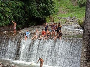 Asyiknya Mandi di DAM Eks Bangunan Belanda di Lombok Utara