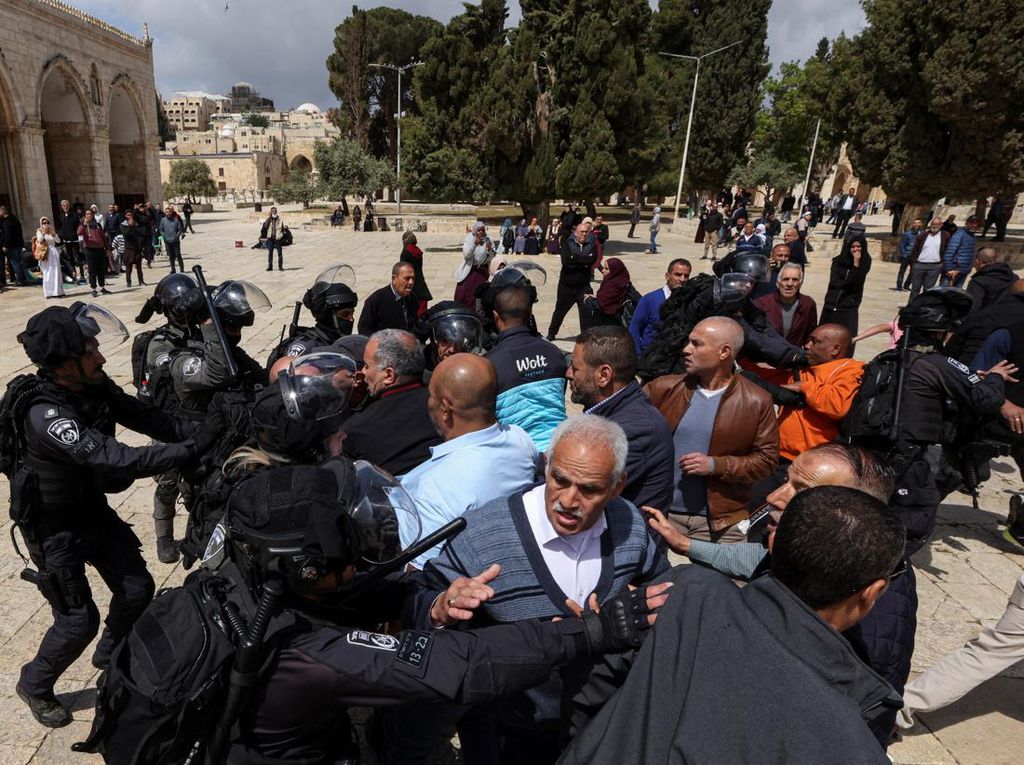 Polisi Israel Bentrok Lagi dengan Pengunjung Masjid Al-Aqsa