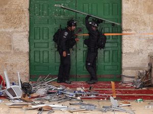 Polisi Israel Bentrok dengan Pemuda Palestina di Komplek Al-Aqsa