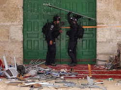 Polisi Israel Bentrok dengan Pemuda Palestina di Komplek Al-Aqsa