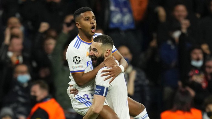 Real Madrids Rodrygo, left, celebrates with his teammate Karim Benzema after he scored his sides first goalduring the Champions League, quarterfinal second leg soccer match between Real Madrid and Chelsea at the Santiago Bernabeu stadium in Madrid, Spain, Tuesday, April 12, 2022. (AP Photo/Manu Fernandez)
