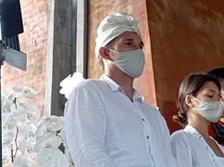 Bule Rusia yang Pose Vulgar di Bali Minta Maaf, Komen Instagram Ditutup