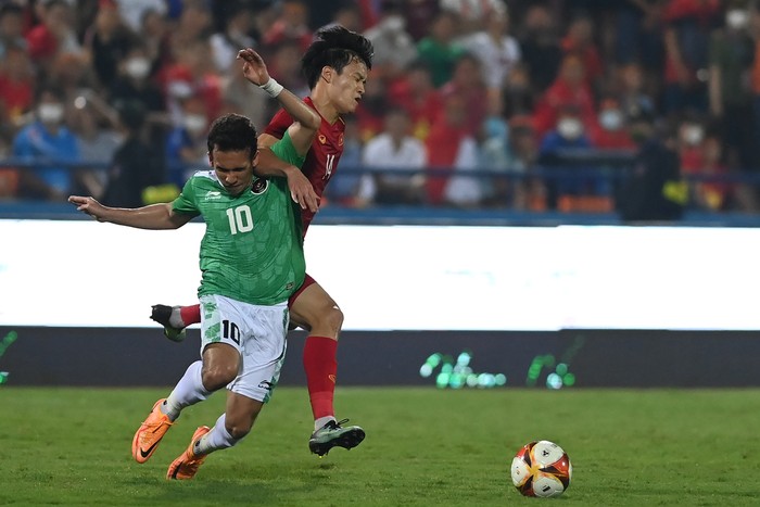 Pesepak bola Timnas Indonesia Egy Maulana Vikri (kiri) berebut bola dengan pesepak bola Vietnam Duc Hoang Nguyen (kanan) dalam laga perdana Grup A Sepak Bola SEA Games 2021 di Stadion Viet Tri, Phu Tho, Vietnam, Jumat (6/5/2022). Indonesia kalah dengan skor 0-3. ANTARA FOTO/Aditya Pradana Putra/nym.