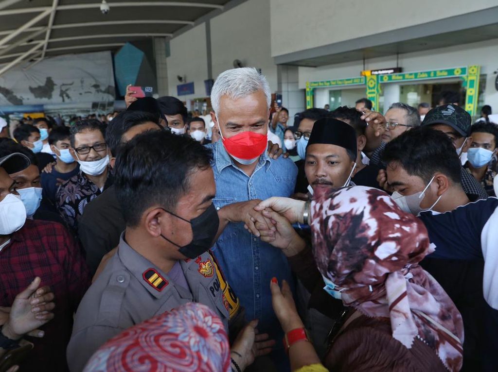 Ganjar Diteriaki Calon Presiden Saat Tiba di Makassar
