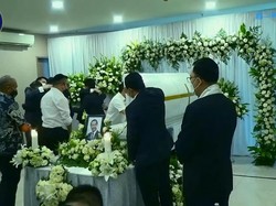 Ibadah Pelepasan dan Tutup Peti Pendeta Yesaya Pariadji Berjalan Khidmat