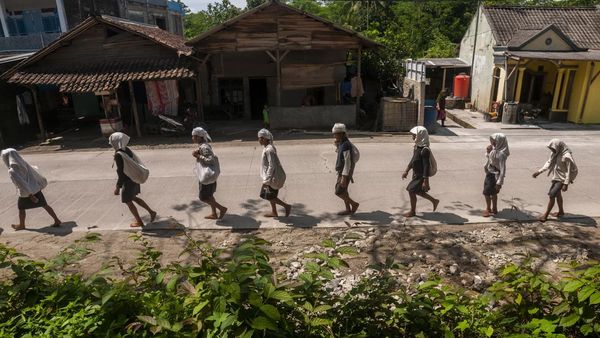 Ikut Tradisi Seba, Suku Baduy Dalam Jalan Kaki ke Rangkas