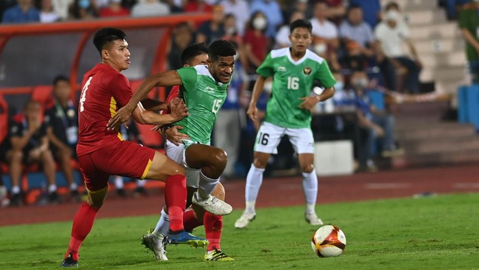 Pesepak bola Timnas Indonesia Ricky Kambuaya (tengah) berebut bola dengan pesepak bola Timnas Vietnam Binh Nguyen Thanh (kiri) dalam laga perdana Grup A Sepak Bola SEA Games 2021 di Stadion Viet Tri, Phu Tho, Vietnam, Jumat (6/5/2022). ANTARA FOTO/Aditya Pradana Putra/nym.
