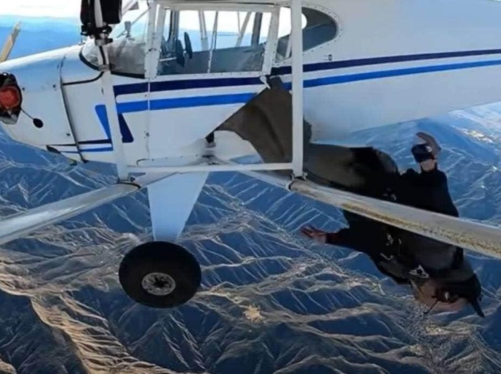 Youtuber Tabrakkan Pesawat Cuma demi Konten, Izin Terbangnya Dicabut
