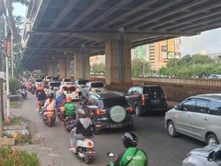 Tol Bekasi Arah Cikampek Ditutup, Lalin Jalan Kalimalang Macet 2 Km