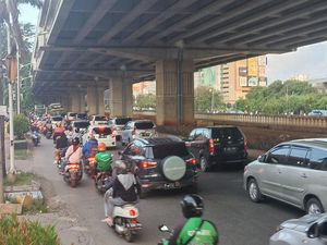 Tol Bekasi Arah Cikampek Ditutup, Lalin Jalan Kalimalang Macet 2 Km Tol Bekasi Arah Cikampek Ditutup, Lalin Jalan Kalimalang Macet 2 Km