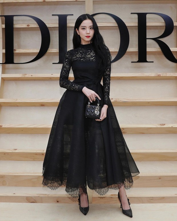 Jisoo hadir di runaway Dior Korea dengan penampilan yang elegan.