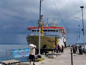 Kapal Berpenumpang 434 Orang yang Kandas di Sumenep Sudah Dievakuasi Kapal Berpenumpang 434 Orang yang Kandas di Sumenep Sudah Dievakuasi
