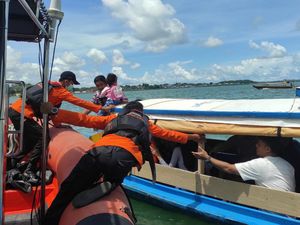 Kapal Mati Mesin, 15 Wisatawan Sempat Terombang-ambing di Laut