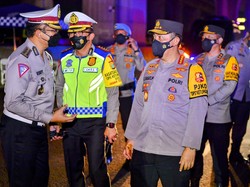Tinjau Tol Cikampek Malam Hari, Kapolri Pastikan One Way-Contraflow Lancar