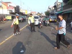 Seorang Bibi dan Keponakan di Jombang Tewas Tertabrak Mobil Pemudik