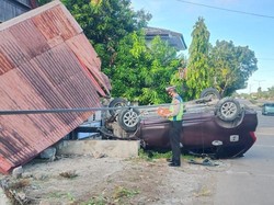 Pemudik dari Belopa Tabrak Baruga Rumah Warga di Barru Gegara Sopir Mengantuk