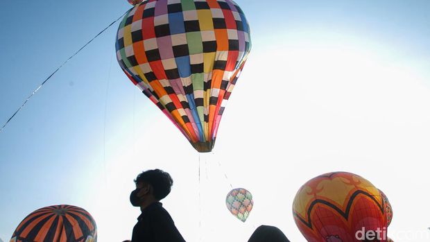 Puluhan balon udara berhasil diterbangkan saat gelaran Festival Balon Udara Wonosobo 2022 di GOR Ronggolawe, Kembaran, Wonosobo, Jawa Tengah, Jumat (6/5/2022).