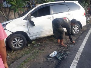 Sopir Mengantuk, Avanza Ringsek Tabrak Motor-Tugu di Karangasem