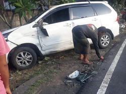 Sopir Mengantuk, Avanza Ringsek Tabrak Motor-Tugu di Karangasem