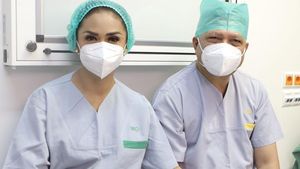 Momen Krisdayanti dan Raul Lemos Dampingi Kellen Sunat