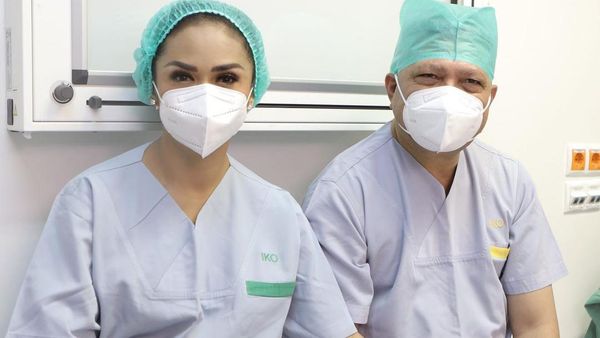 Momen Krisdayanti dan Raul Lemos Dampingi Kellen Sunat