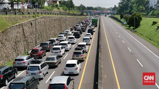 Lalu lintas menuju GT Kalikangkung, Semarang, Jawa Tengah, padat merayap, Jumat (6/5).