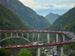 Potret Meliuk-liuk Kendaraan Saat Arus Balik di Kelok Sembilan