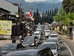 One Way Arah Jakarta Berlaku, Kemacetan Mengular di Jalan Raya Puncak