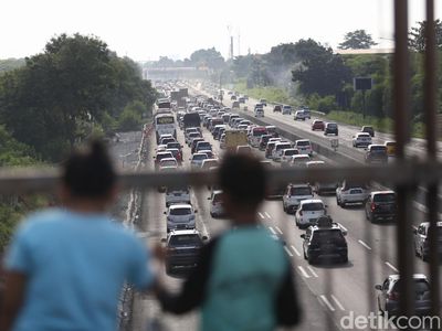 Macet Tol Cikampek Jadi Tontonan Warga, Begini Potretnya