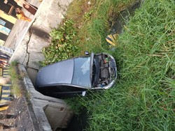 Mobil Masuk Selokan di Surabaya, Pengemudi Diduga Mabuk