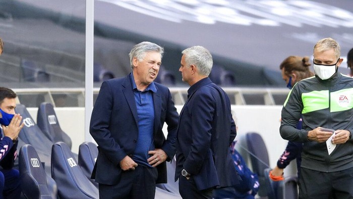 Evertons manager Carlo Ancelotti, centre left, speaks with Tottenhams manager Jose Mourinho before the English Premier League soccer match between Tottenham Hotspur and Everton at the Tottenham Hotspur Stadium in London, Sunday, Sept. 13, 2020. (Adam Davy/Pool via AP)