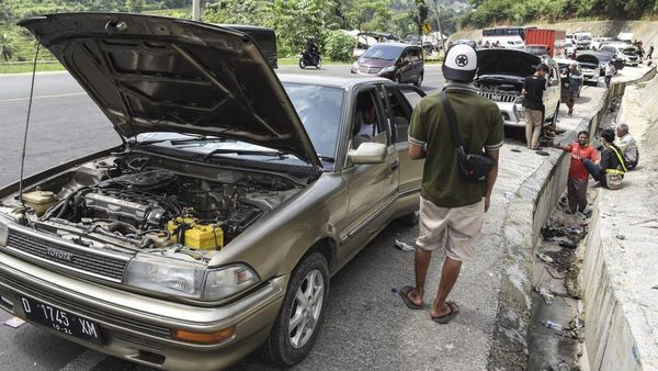Nggak Kuat Nanjak, Puluhan Mobil Mogok di Tanjakan Gentong Hingga Bikin Macet