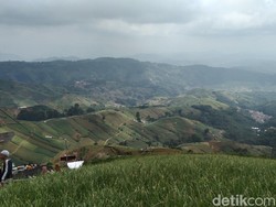 Jurus Polisi Urai Antrean Kendaraan di Terasering Panyaweuyan