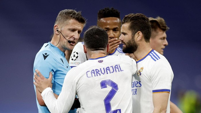 Soccer Football - Champions League - Semi Final - Second Leg - Real Madrid v Manchester City - Santiago Bernabeu, Madrid, Spain - May 4, 2022 Real Madrids Dani Carvajal, Nacho and Eder Militao talk with referee Daniele Orsato REUTERS/Juan Medina
