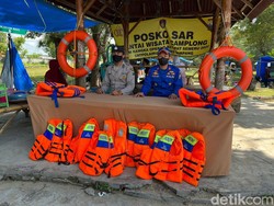 Pengunjung Pantai Camplong Sampang Membeludak, Satpolair Dirikan Posko SAR