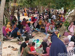 Ribuan Wisatawan Serbu Pantai Pasir Putih Trenggalek