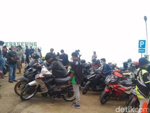 Juru Parkir Terasering Panyaweuyan Dapat Berkah di Momen Libur Lebaran 2022