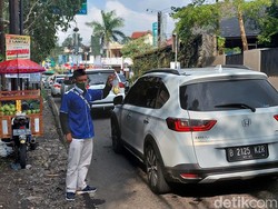 Macet di Lembang Bikin Pedagang Buah Dengkak Tersenyum Lebar