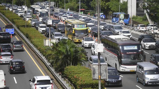 Sejumlah kendaraan pemudik dari arah Tol Jakarta-Cikampek memasuki Tol Dalam Kota di Jakarta, Jumat (6/5/2022). Pada H+3 Lebaran, Tol Dalam Kota mulai dipenuhi kendaraan pemudik yang kembali ke Jakarta usai berlebaran di kampung halaman. ANTARA FOTO/Akbar Nugroho Gumay/nym.