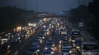 Penampakan Macet di Kedua Jalur One Way Tol Jakarta Cikampek