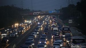 Penampakan Macet di Kedua Jalur One Way Tol Jakarta Cikampek